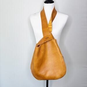 Ixchel Triangle Leather Tote Bag Loop Over Closure Bottom Zip Pocket Lined‎
